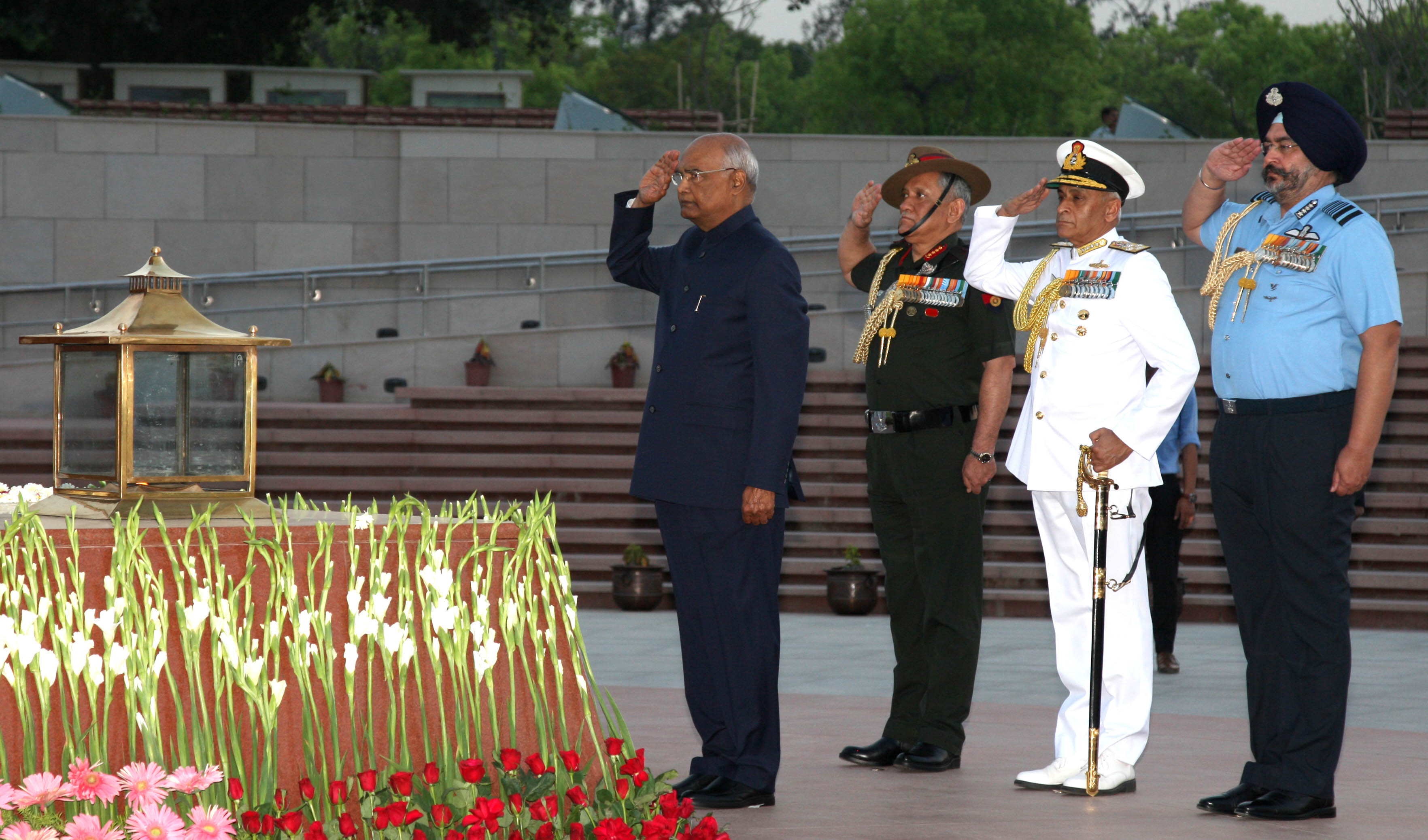 President pays homage at National War Memorial